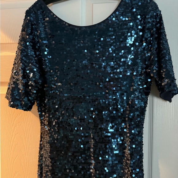 Formal full-length gown, fully blue sequenced, low-scooped back by BCBG MaxAzria - Picture 2 of 4